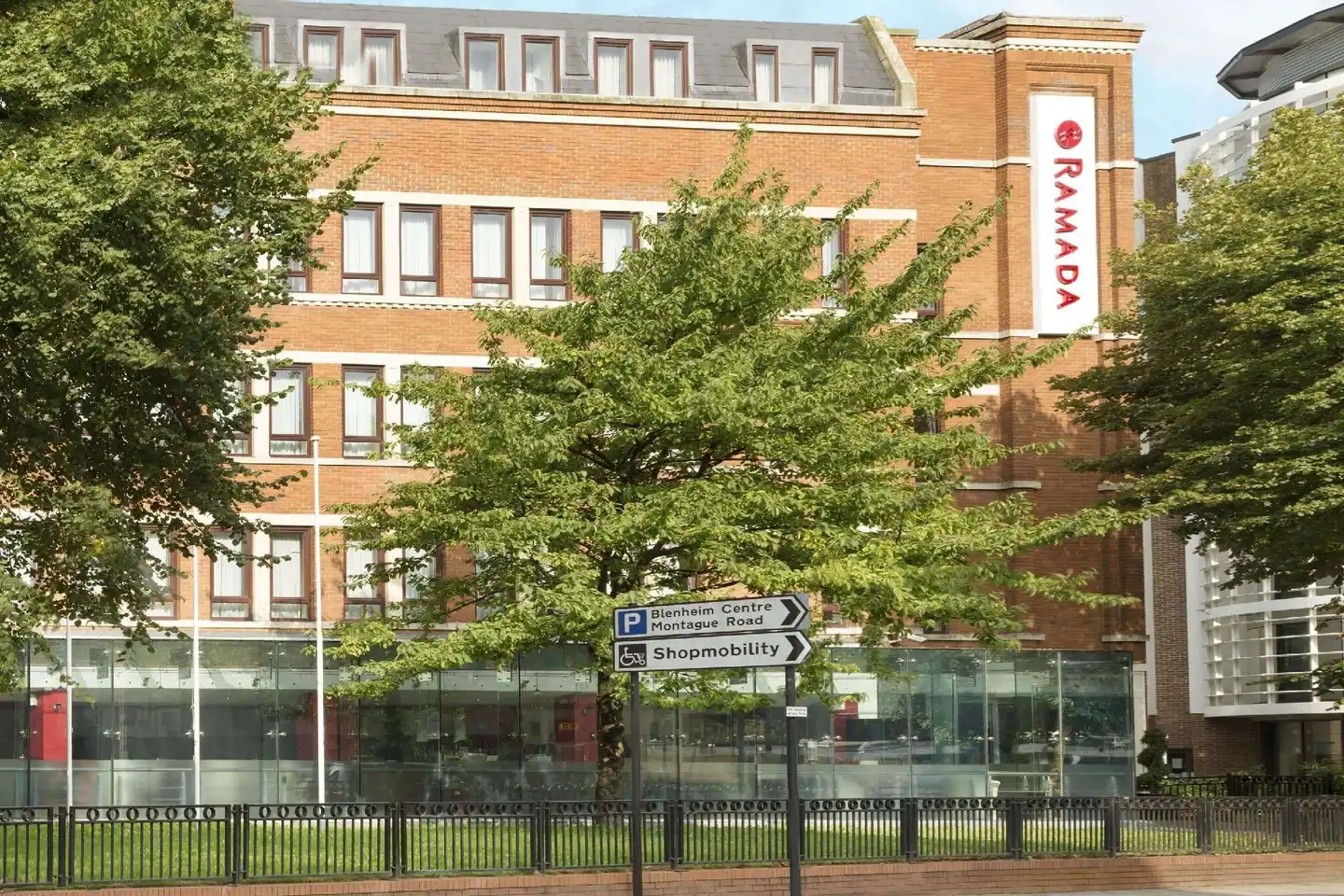 Ramada by Wyndham Hounslow - Heathrow East Aussenansicht