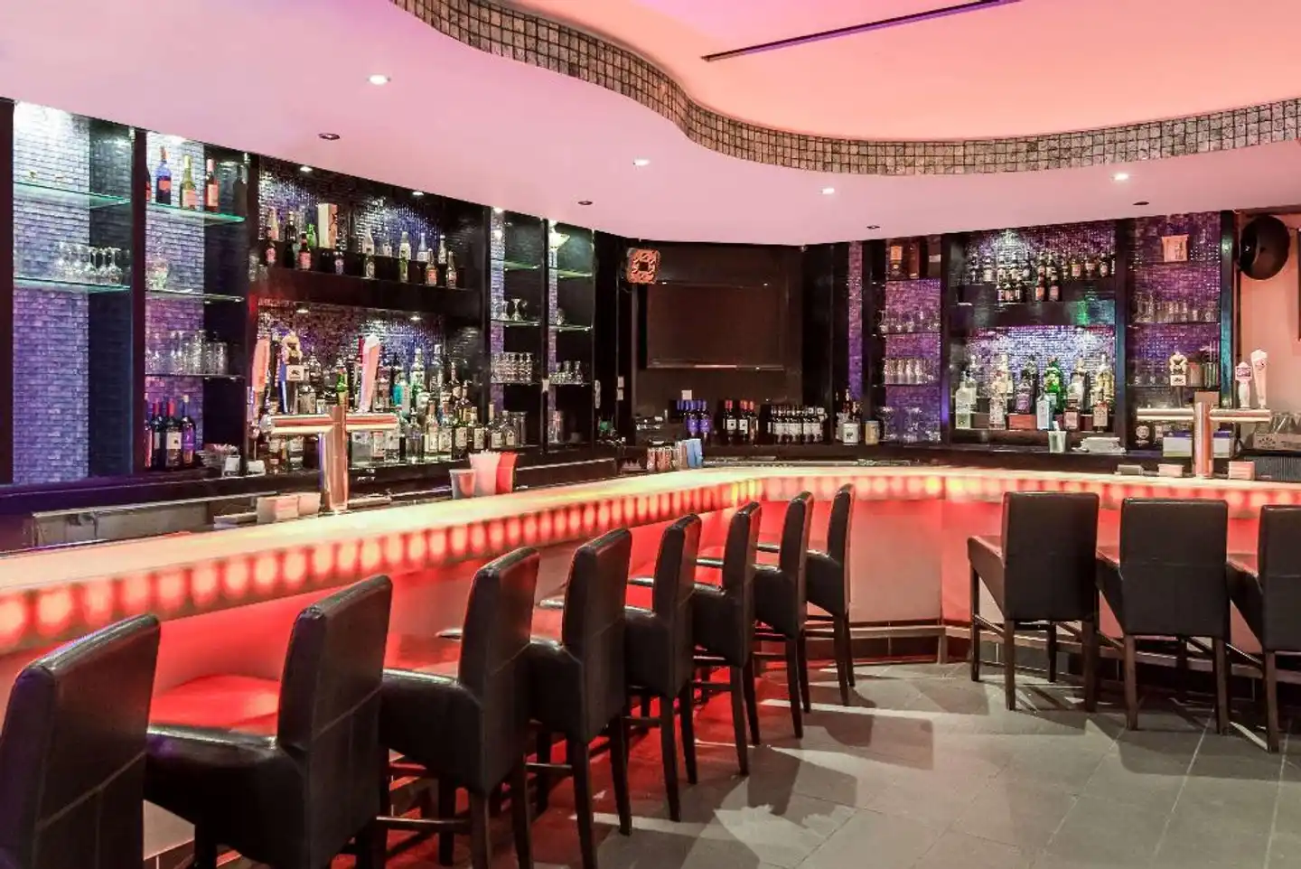 Days Inn by Wyndham Hicksville Long Island Bar