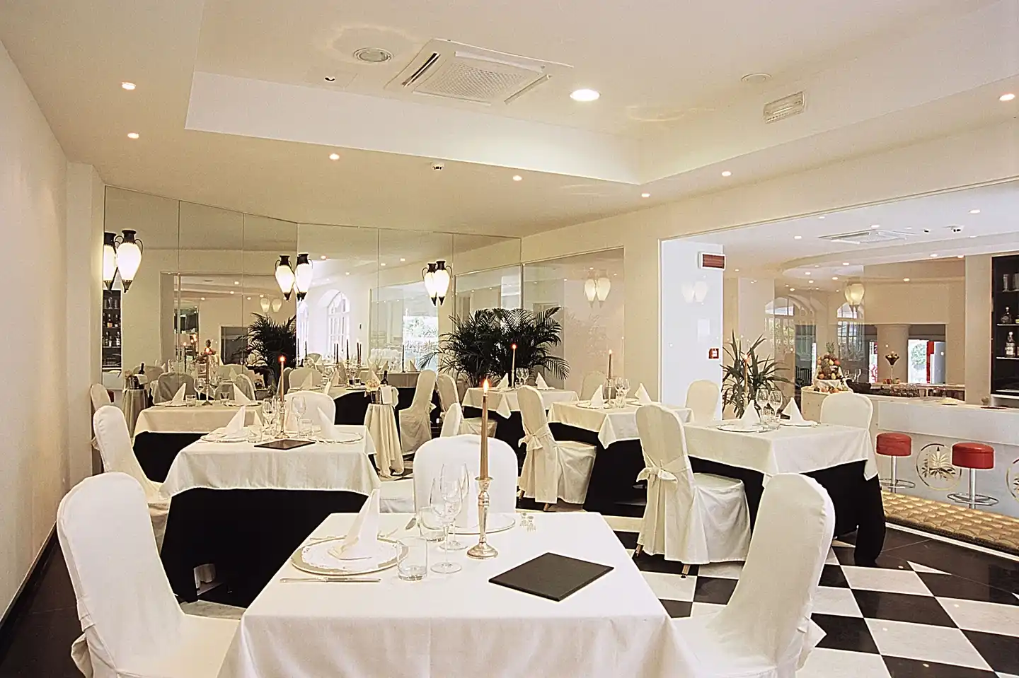 M Glamour Hotel Restaurant
