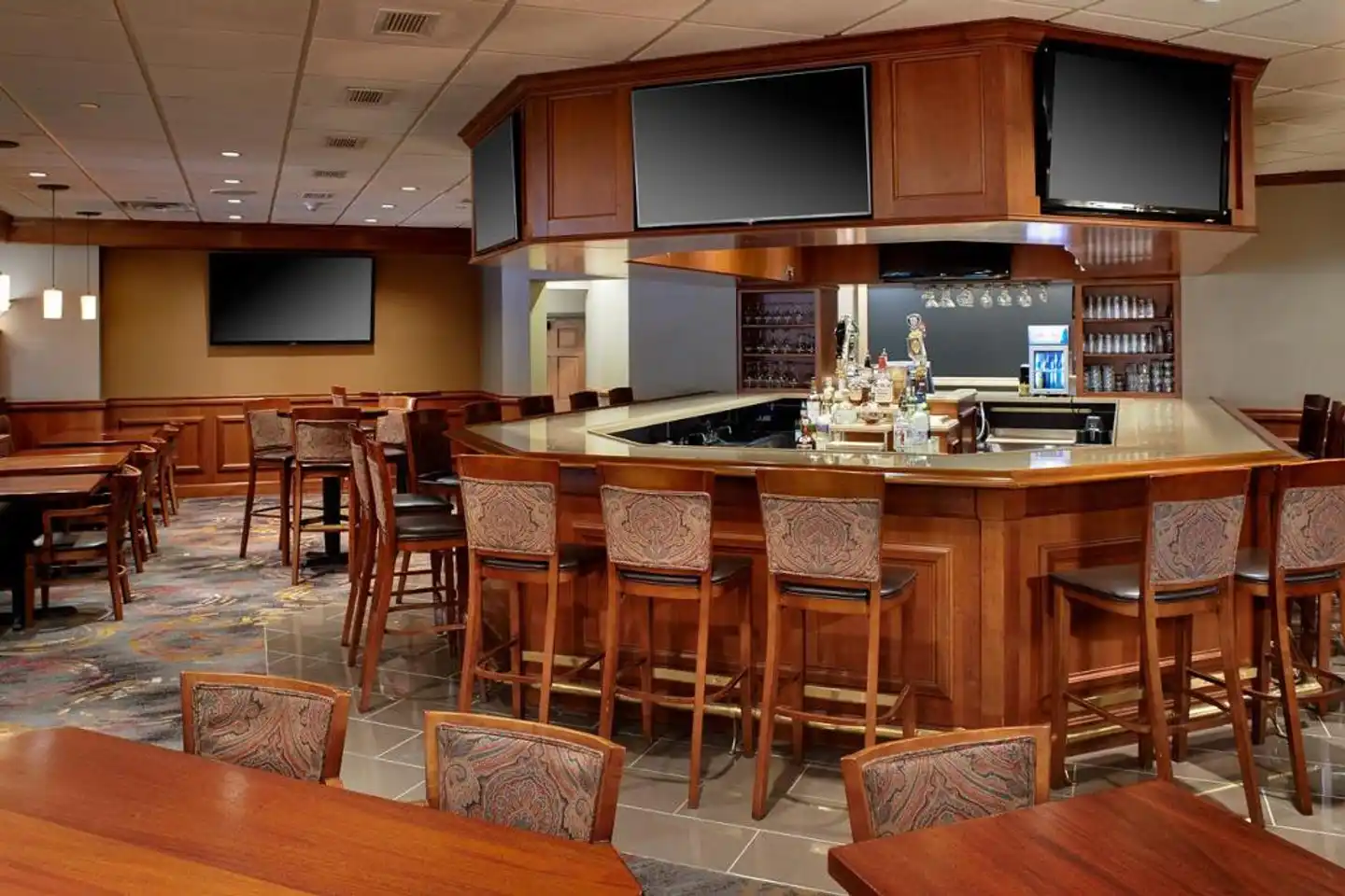 DoubleTree by Hilton Dearborn Bar