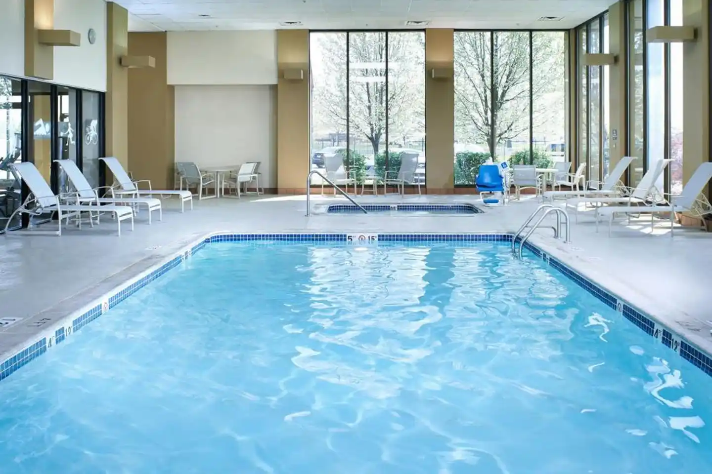 DoubleTree by Hilton Dearborn Hallenbad