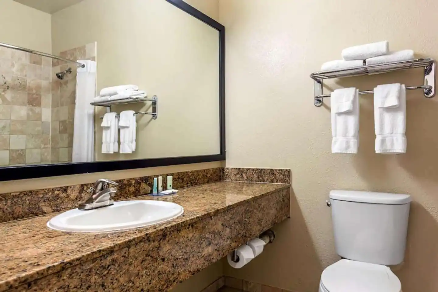 Ramada Suites by Wyndham San Diego Badezimmer