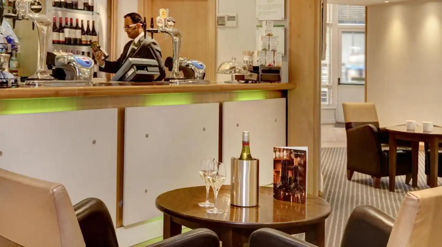 Holiday Inn Basingstoke Bar
