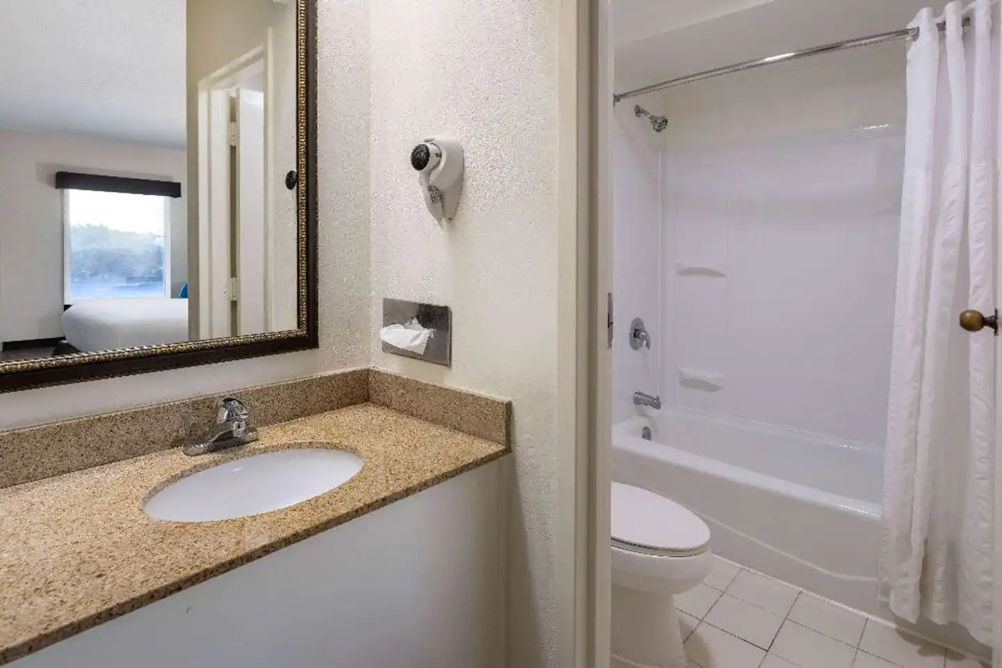 Baymont by Wyndham Camp Lejeune Badezimmer
