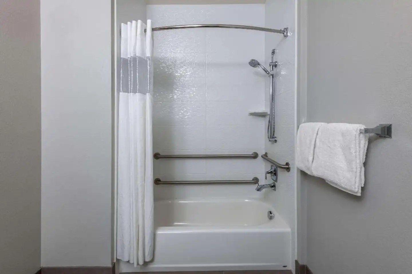 La Quinta Inn & Suites by Wyndham Fairbanks Airport Badezimmer