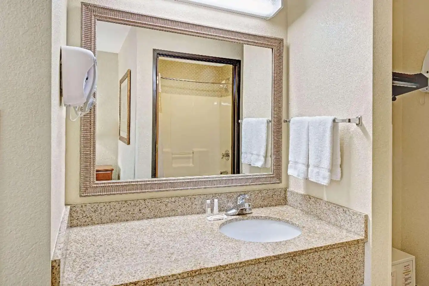 Baymont by Wyndham Indianapolis Badezimmer