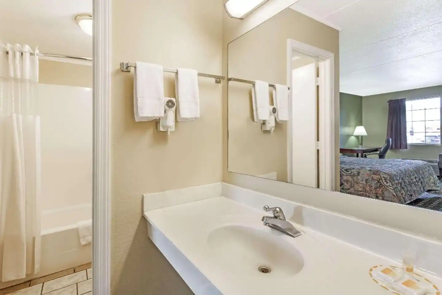 Days Inn by Wyndham Lenoir City Badezimmer
