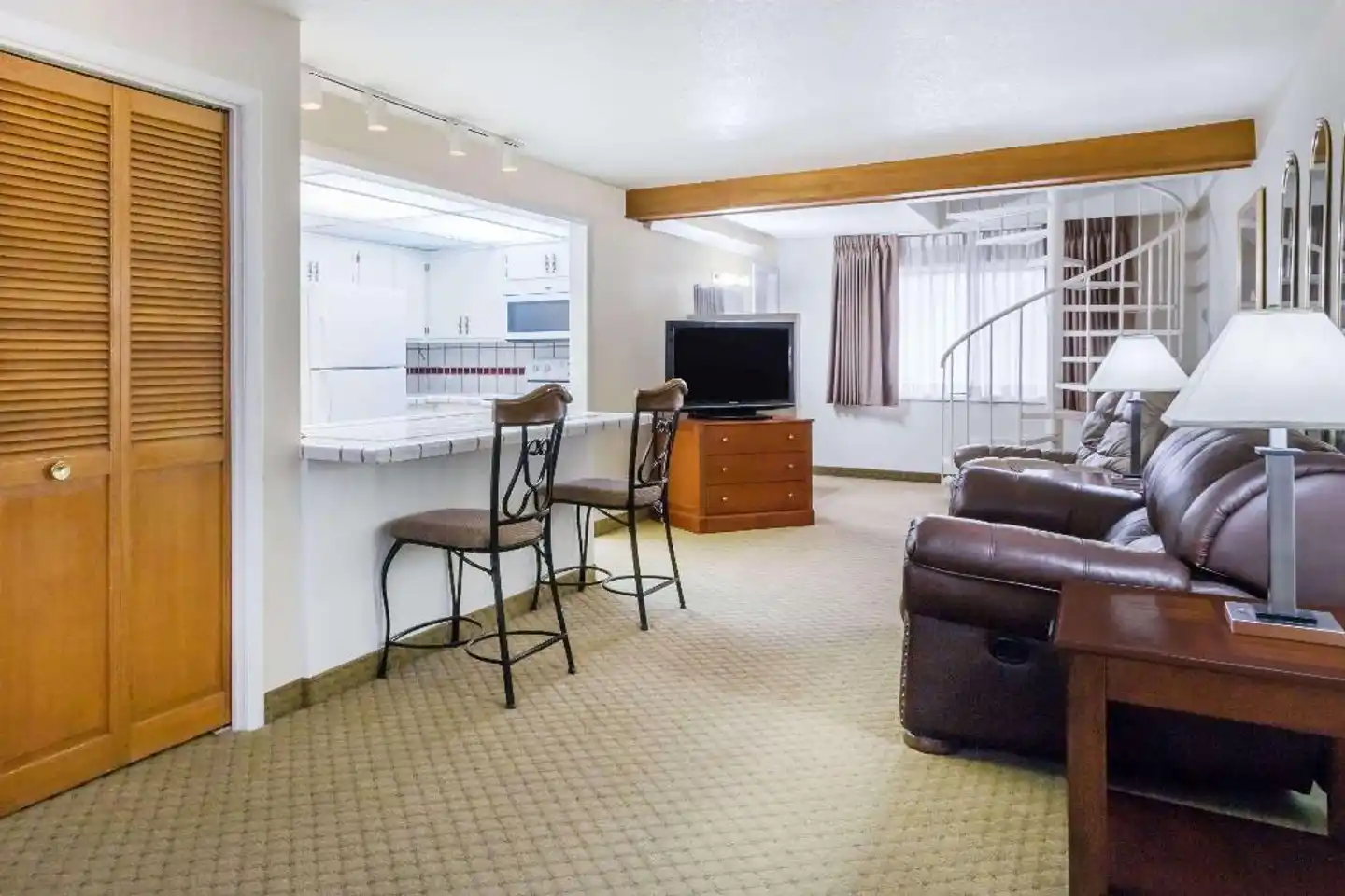 Ramada by Wyndham Ely Lobby