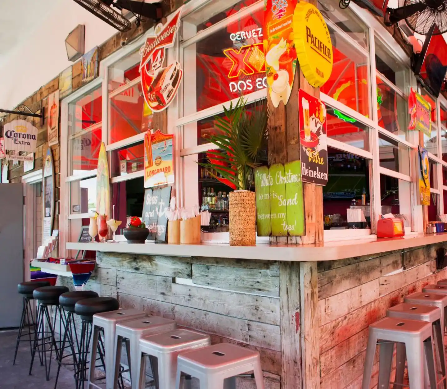 Hollywood Beach Suites, Hostel and Hotel Bar