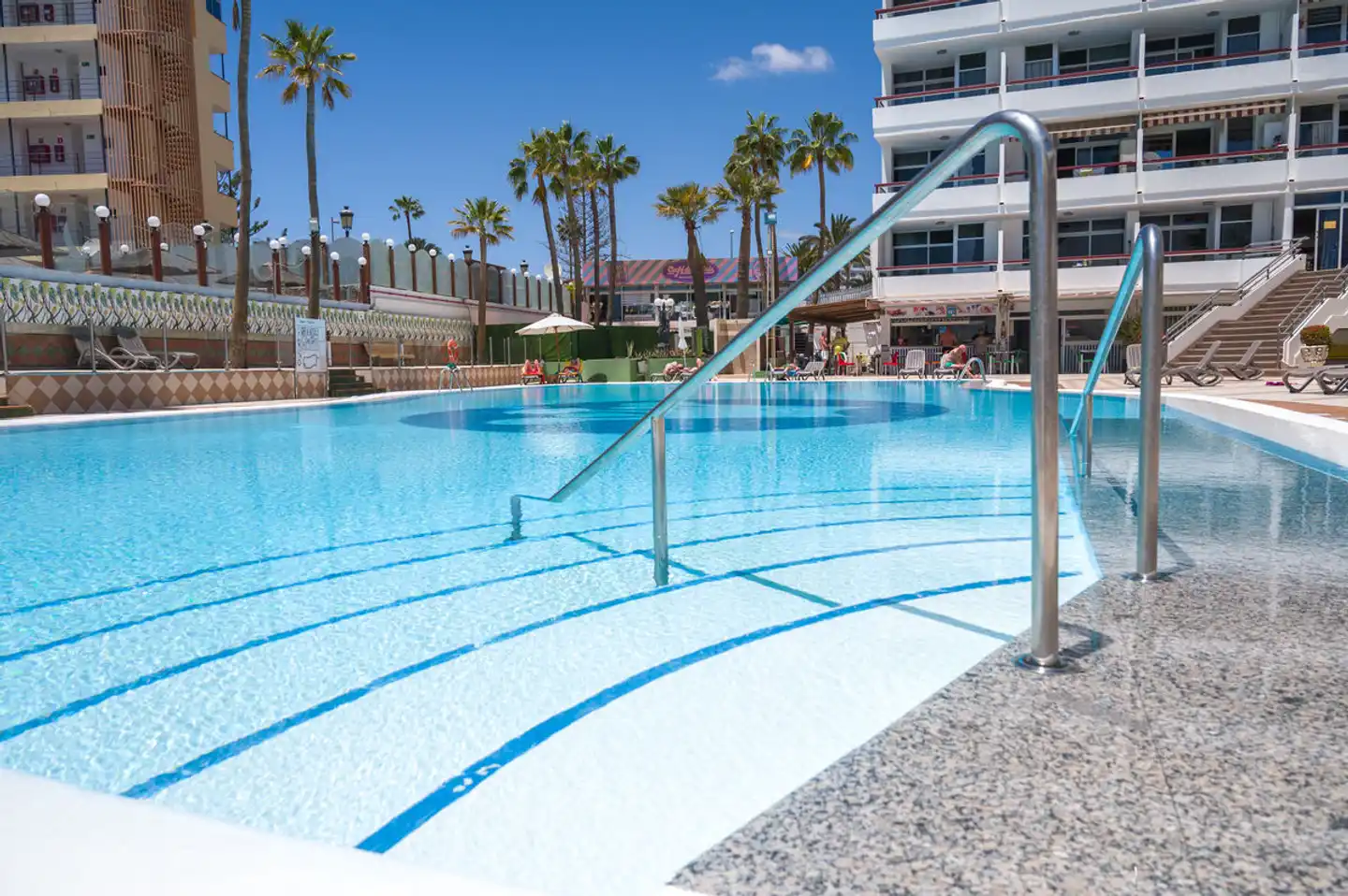 Corona Blanca Pool