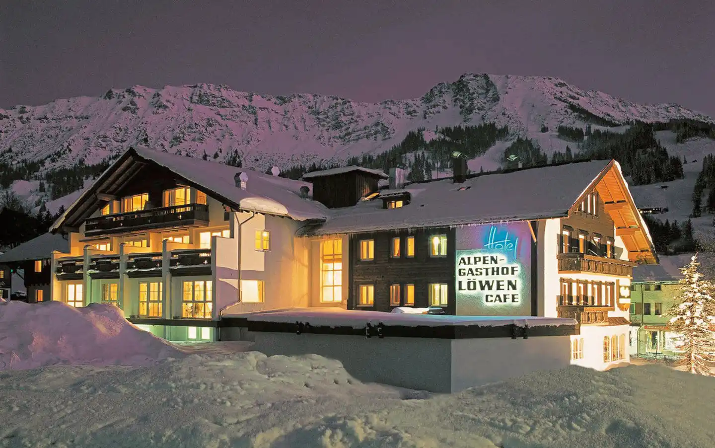 Hotel-Alpengasthof "Löwen" Aussenansicht