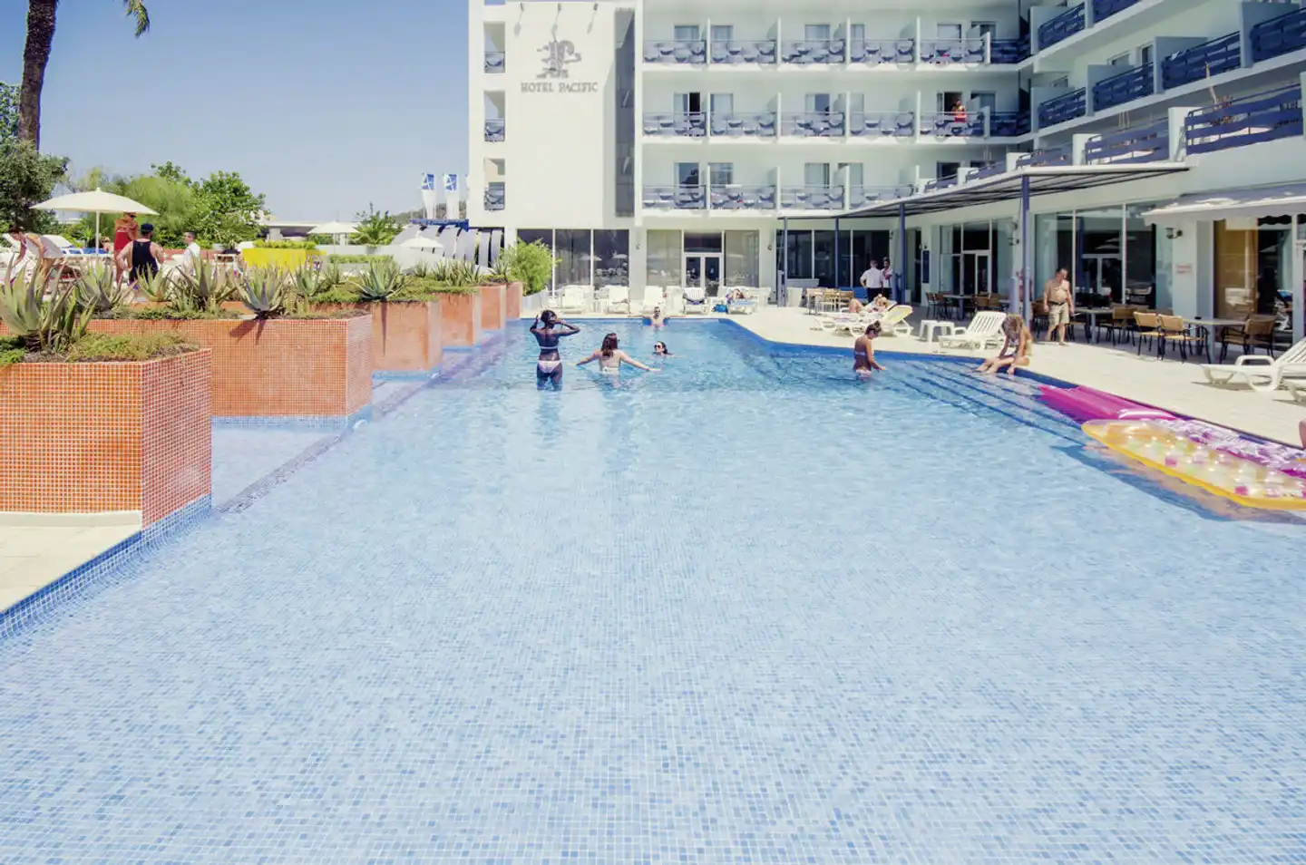 azuLine Pacific Pool
