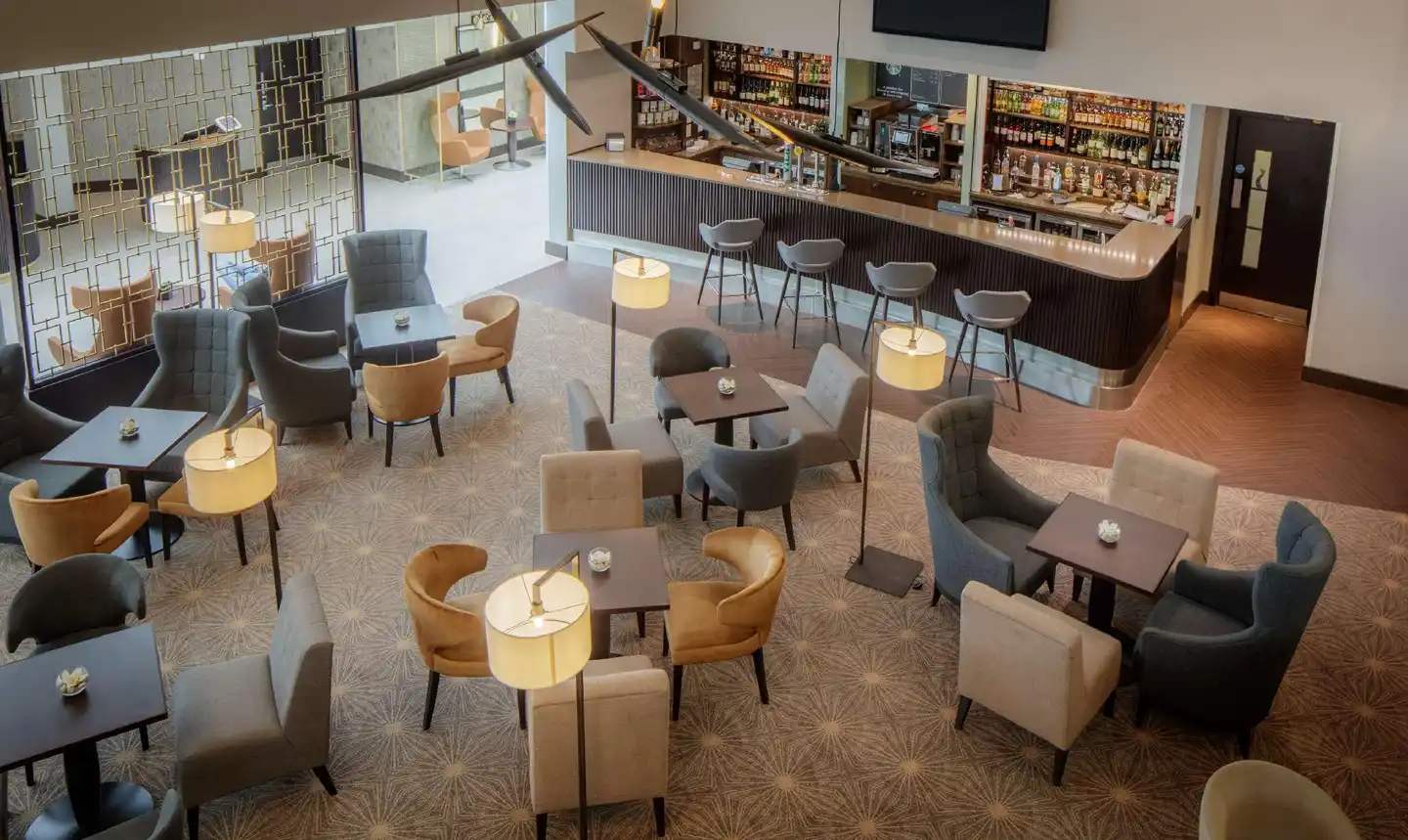 DoubleTree by Hilton London Heathrow Airport Bar