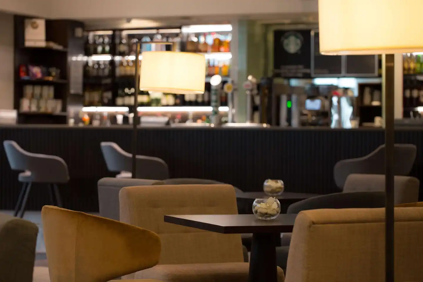 DoubleTree by Hilton London Heathrow Airport Bar