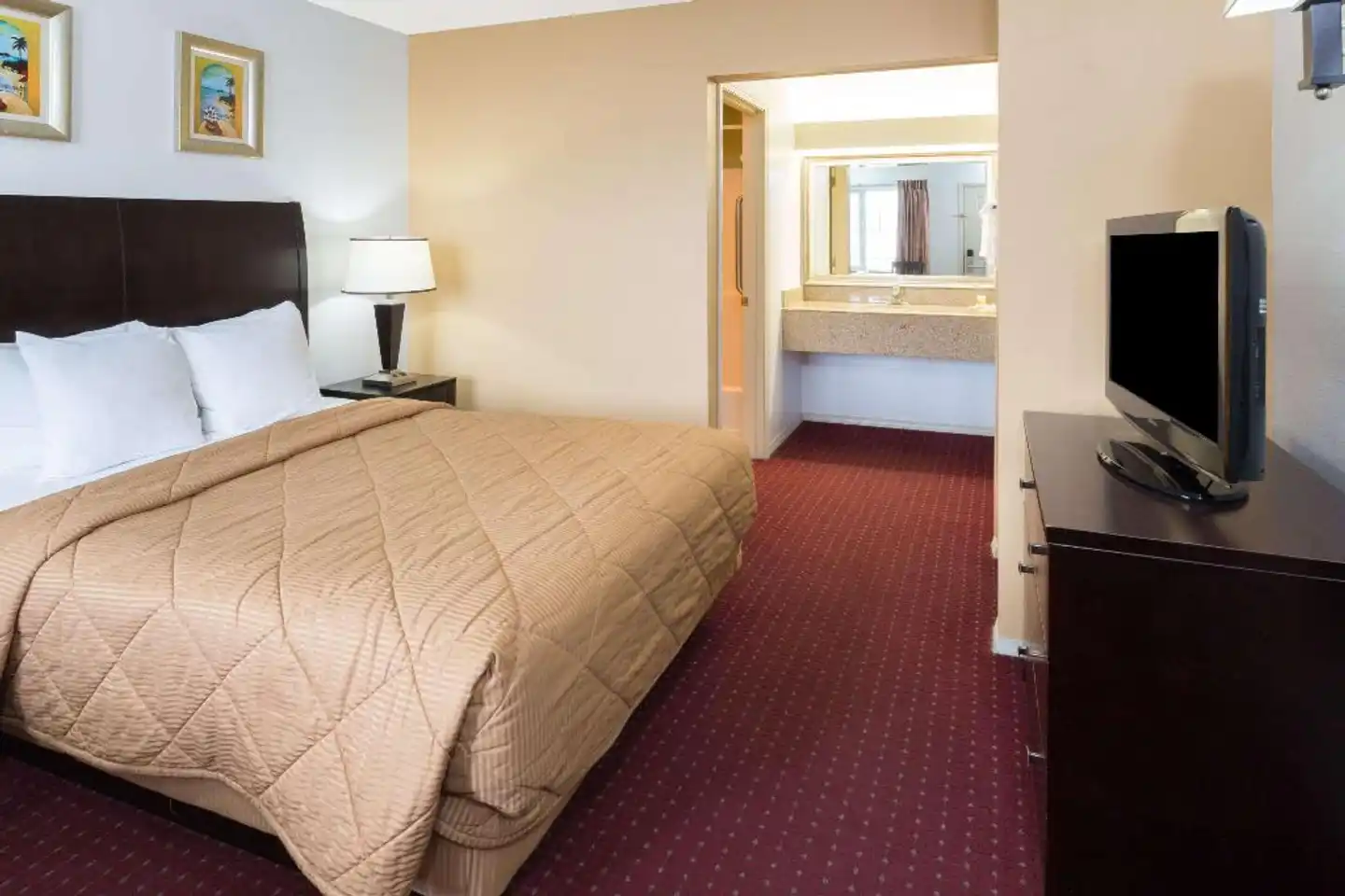 Days Inn by Wyndham Newport OR Wohnbeispiel
