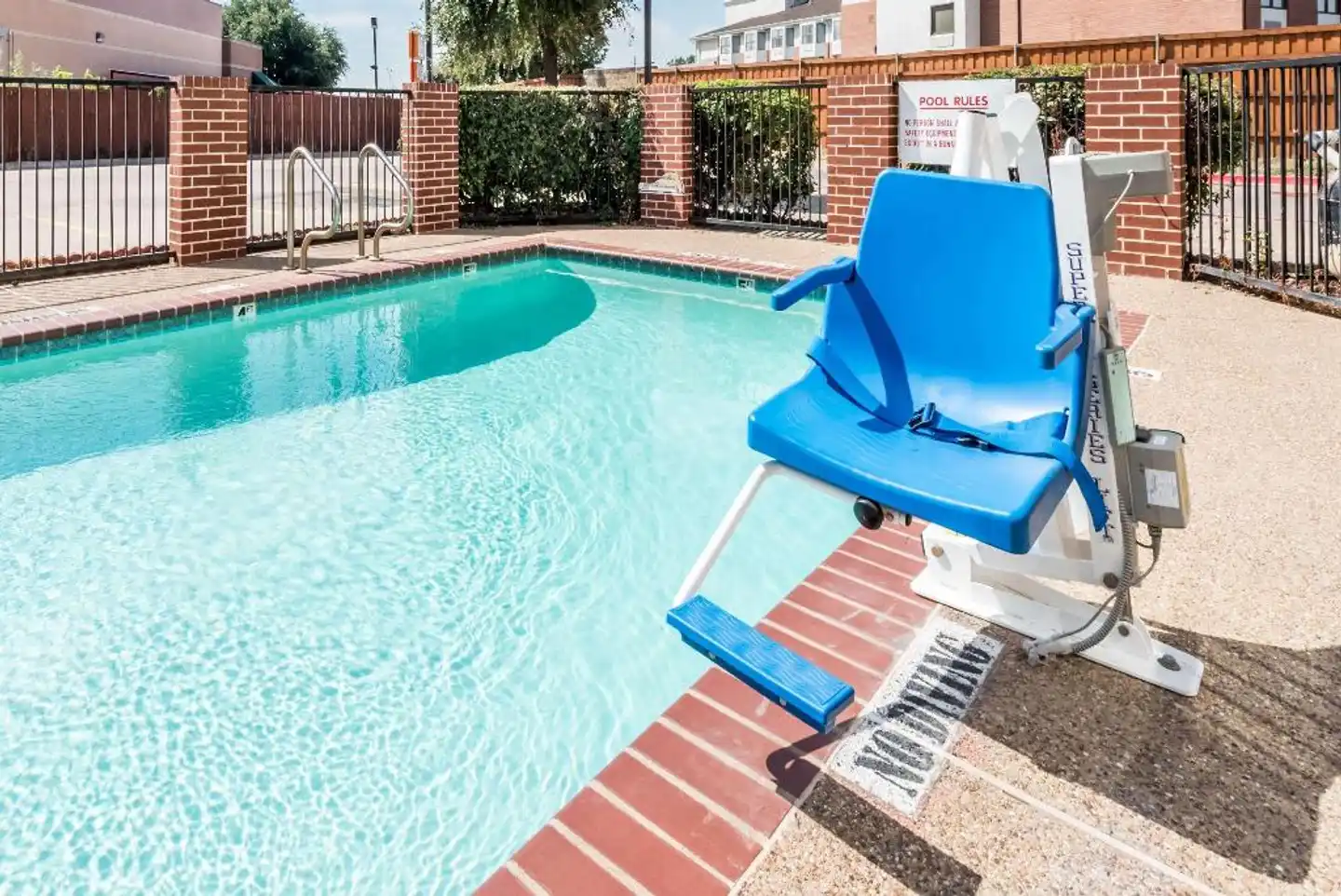 Days Inn & Suites by Wyndham Dallas Pool