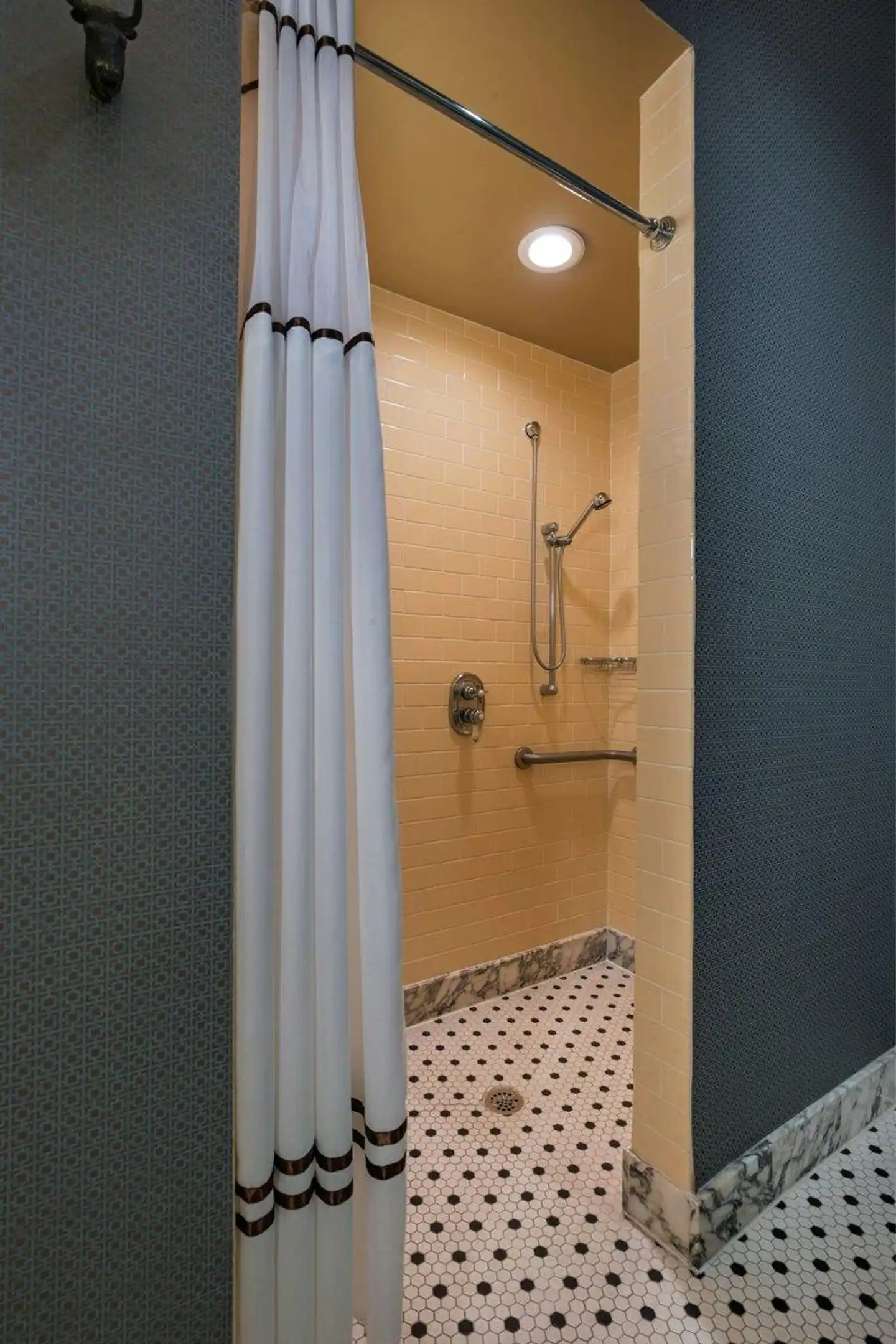Hotel ICON, Autograph Collection Badezimmer