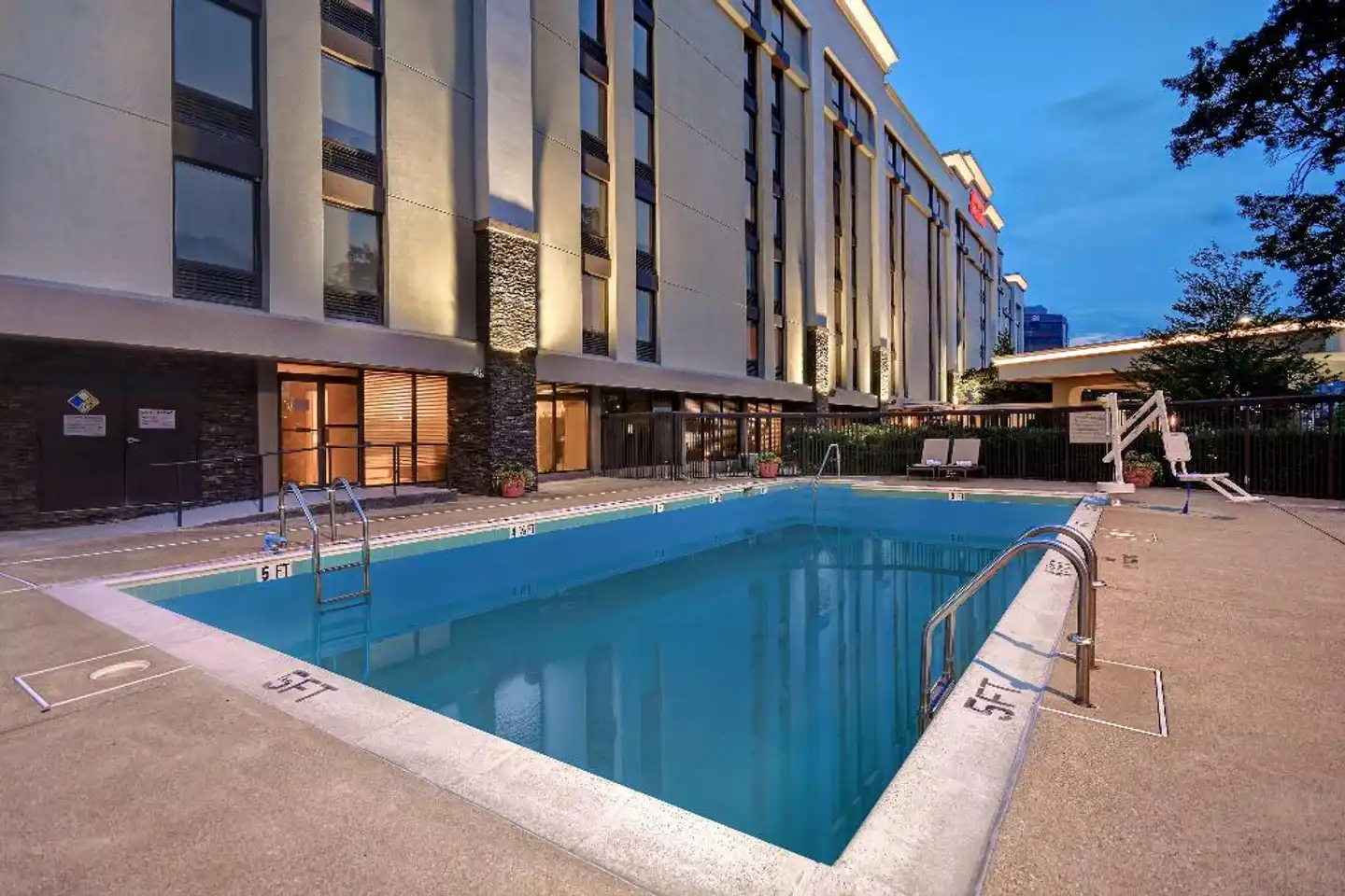 Hampton Inn & Suites Alexandria Old Town Area South Pool