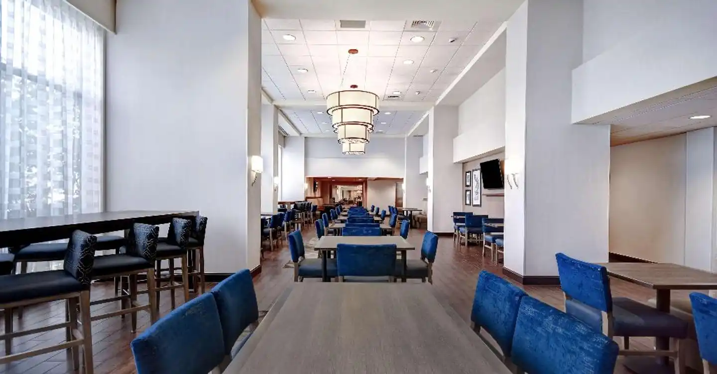 Hampton Inn & Suites Alexandria Old Town Area South Lobby