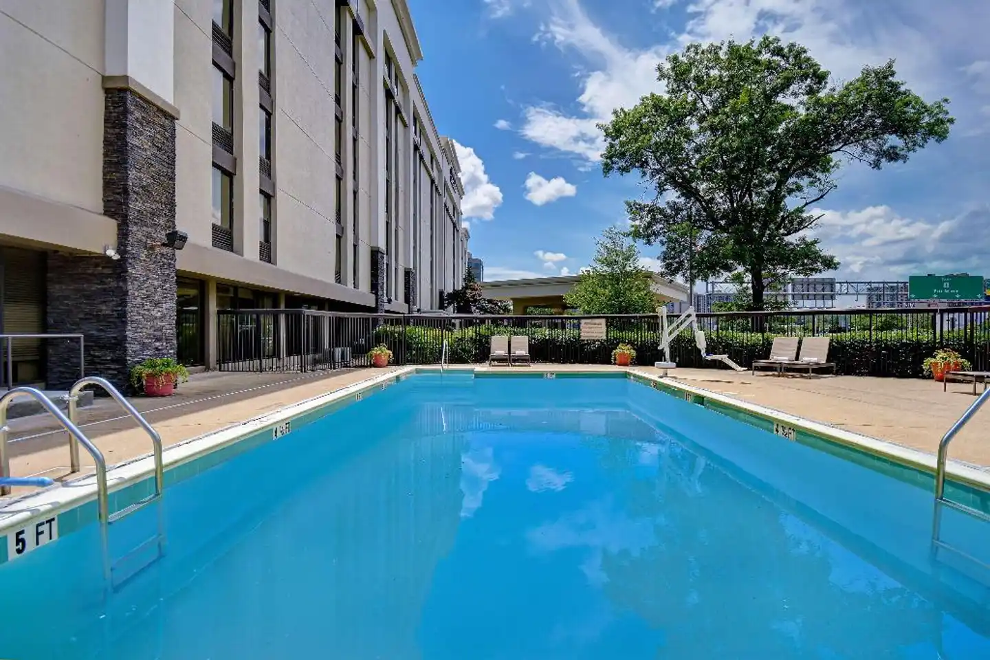 Hampton Inn & Suites Alexandria Old Town Area South Pool