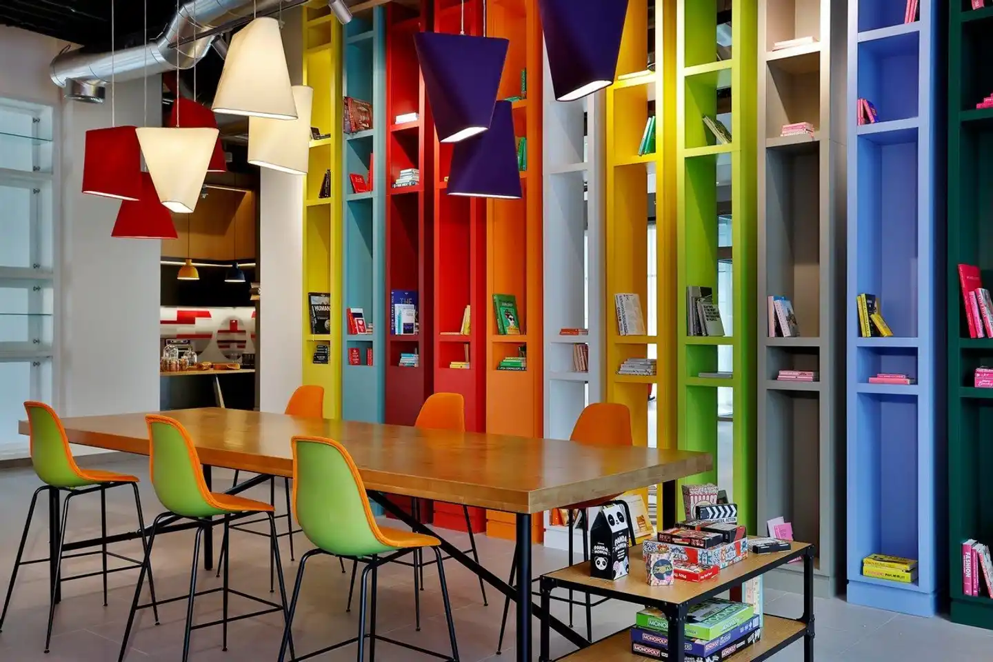 Aloft Al Mina, Dubai Sport und Entertainment