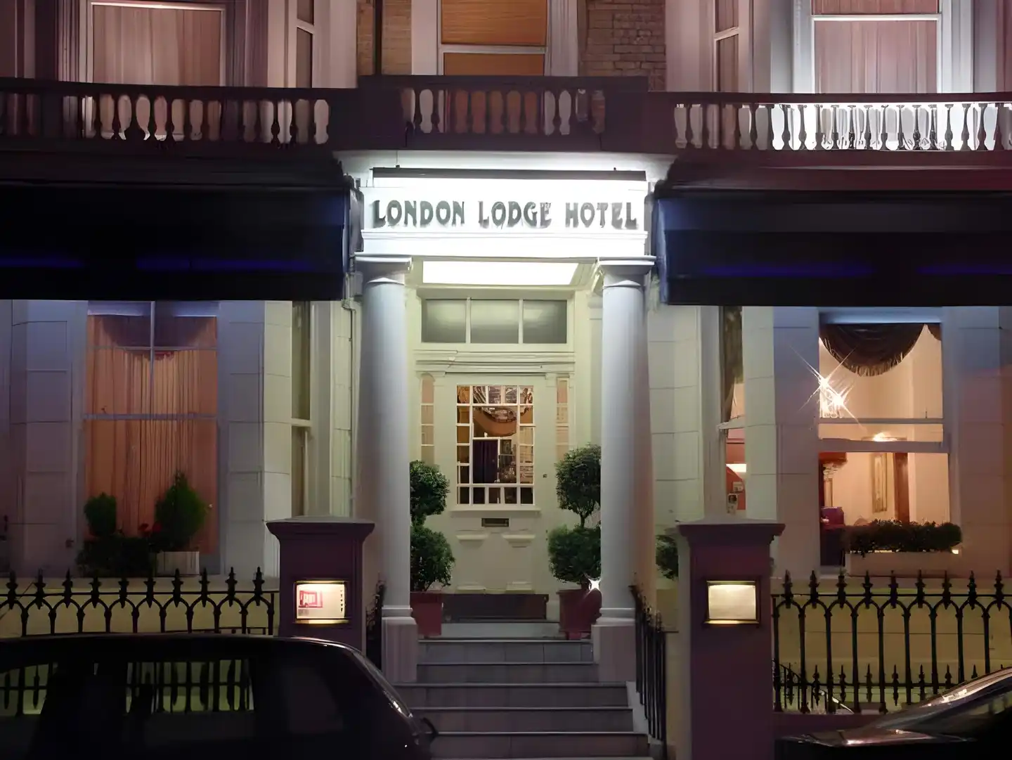 London Lodge Hotel Lobby