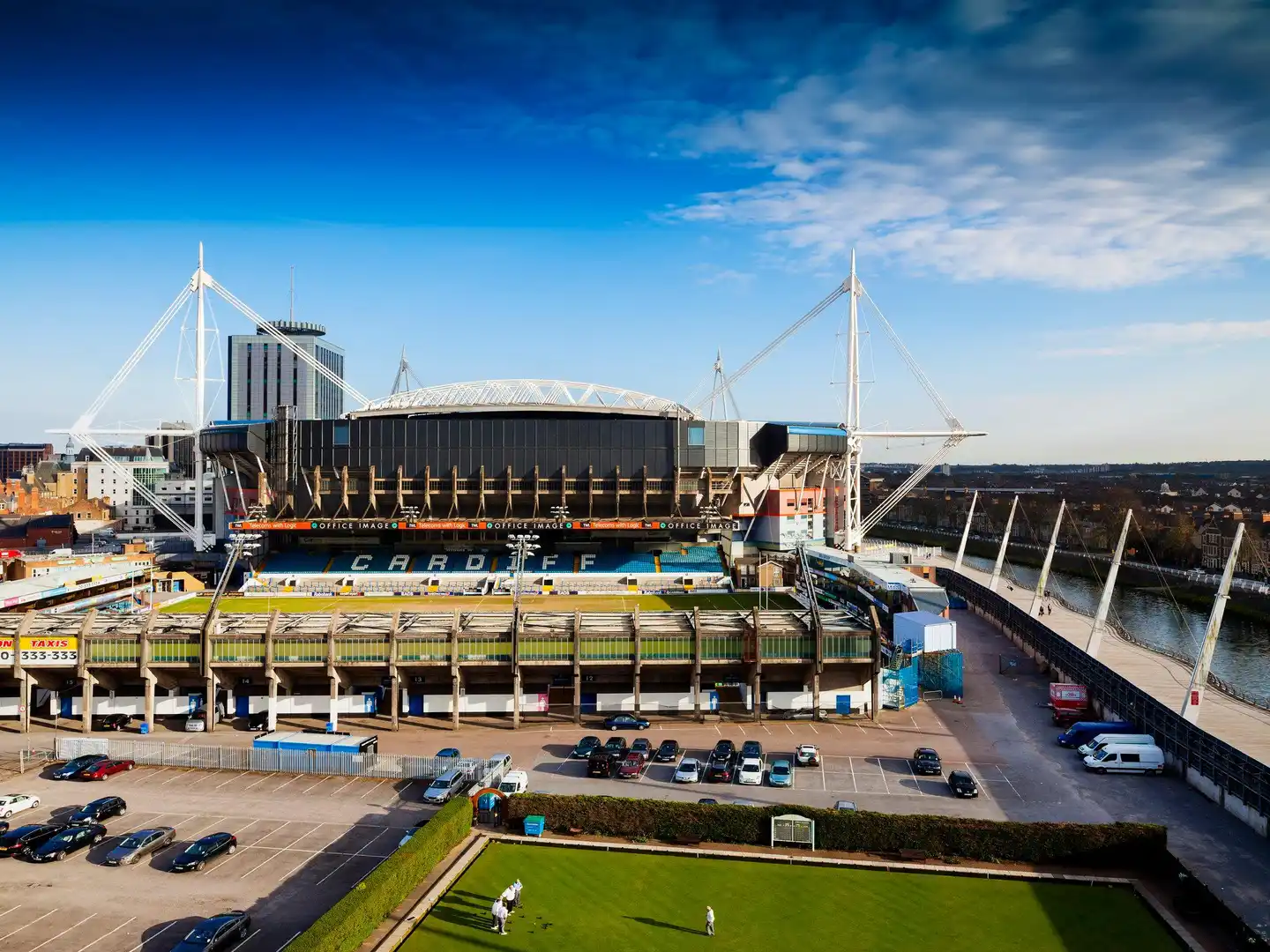 Holiday Inn Cardiff City Aussenansicht