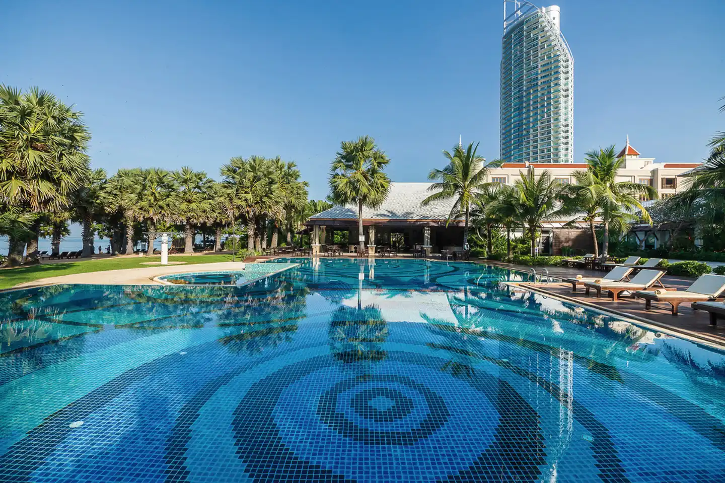 Ravindra Beach Resort & Spa Pool