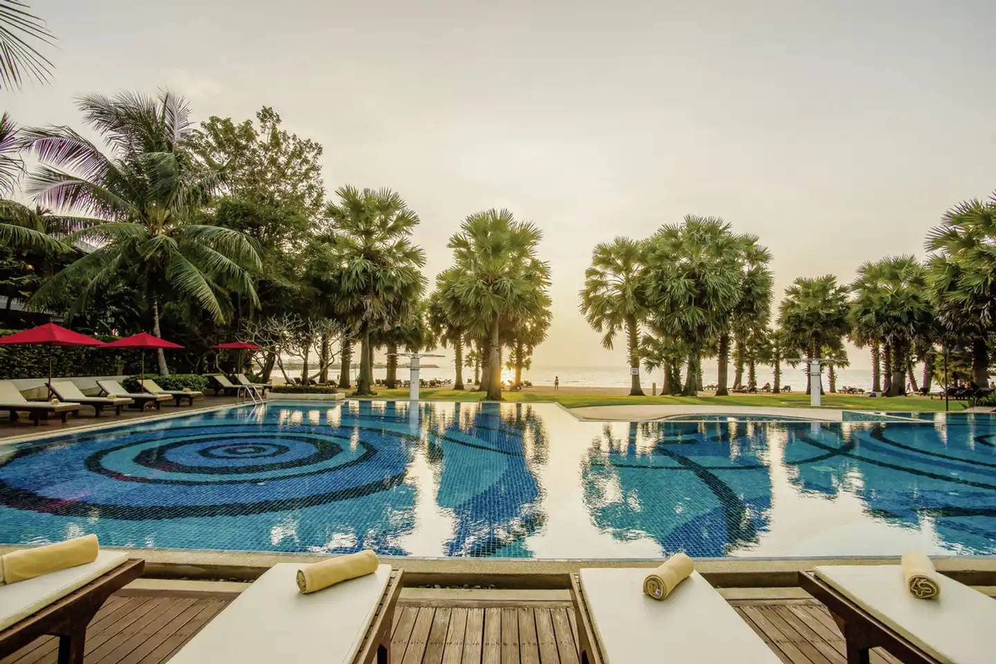 Ravindra Beach Resort & Spa Pool