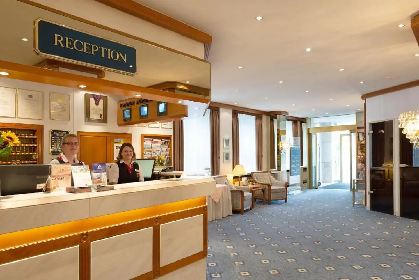 Loew's Merkur Lobby