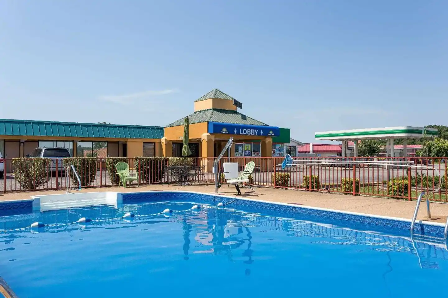 Days Inn by Wyndham Dickson Pool