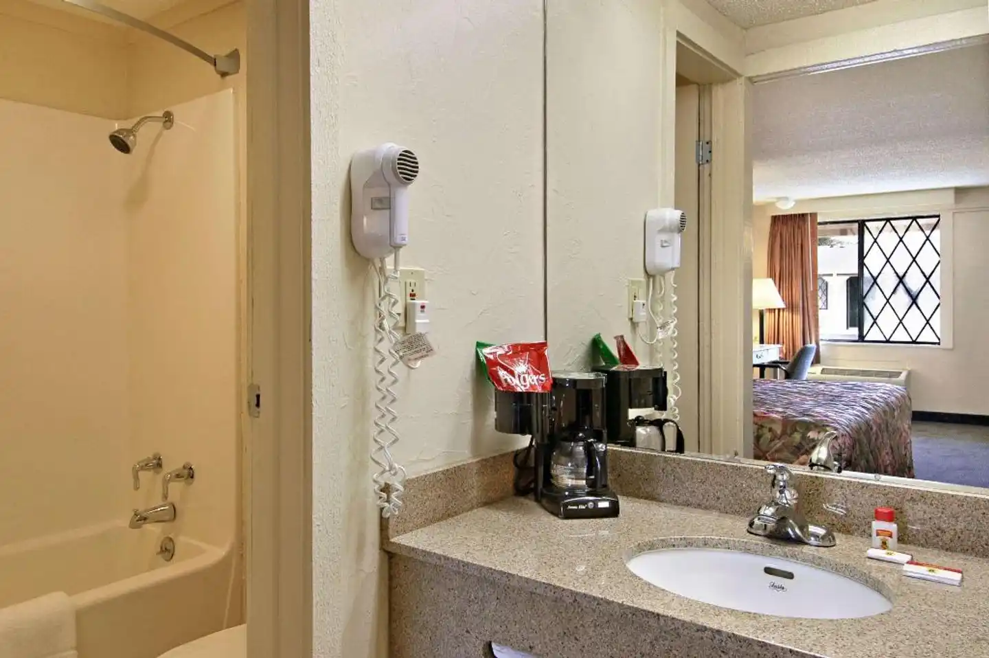 Super 8 by Wyndham Lantana West Palm Beach Badezimmer