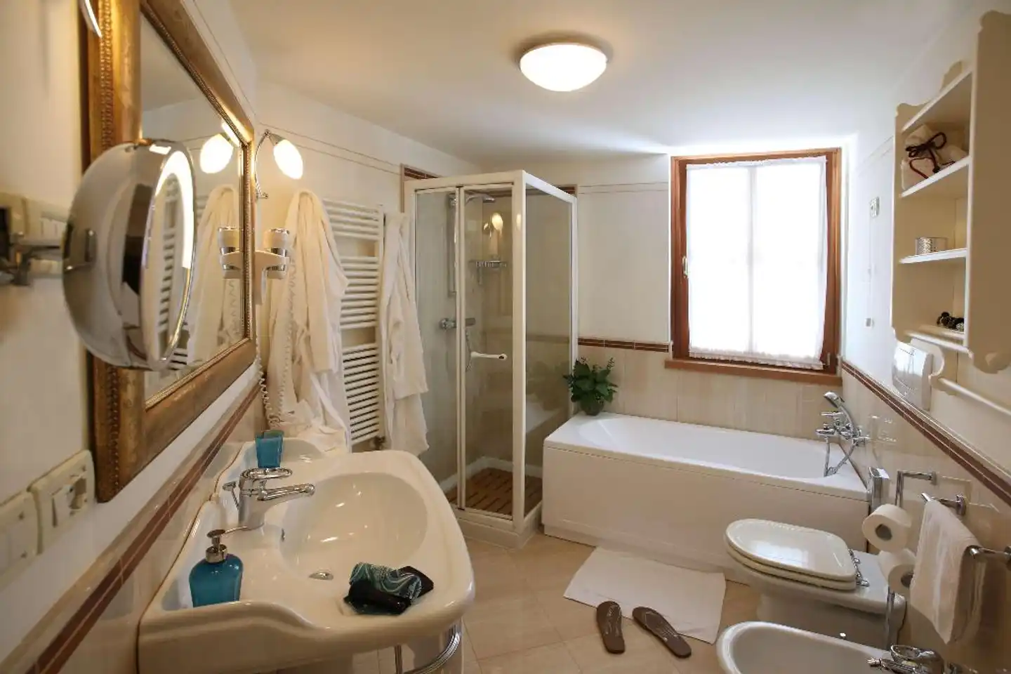 Alpen Suite Hotel Badezimmer