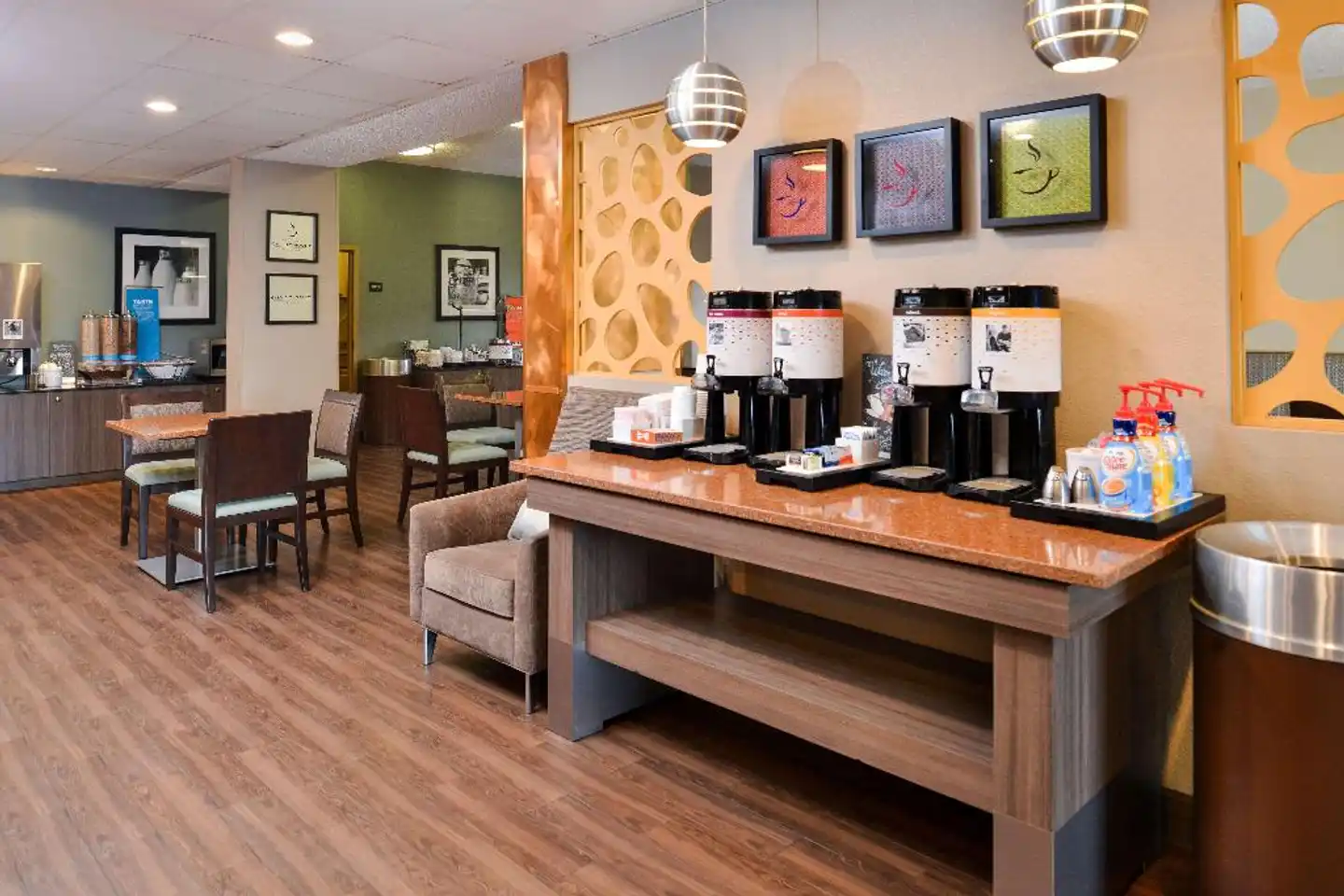 Hampton Inn closest to Universal Orlando Lobby