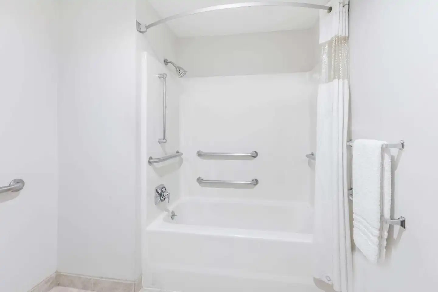Baymont by Wyndham Arlington At Six Flags Dr Badezimmer