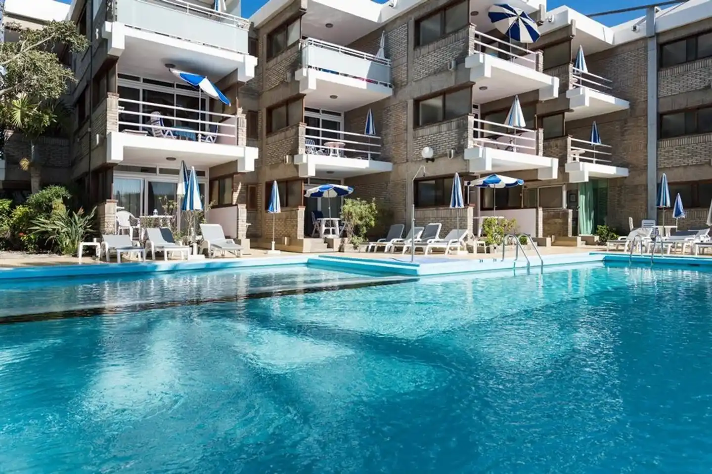 Apartamentos El Paseo Pool