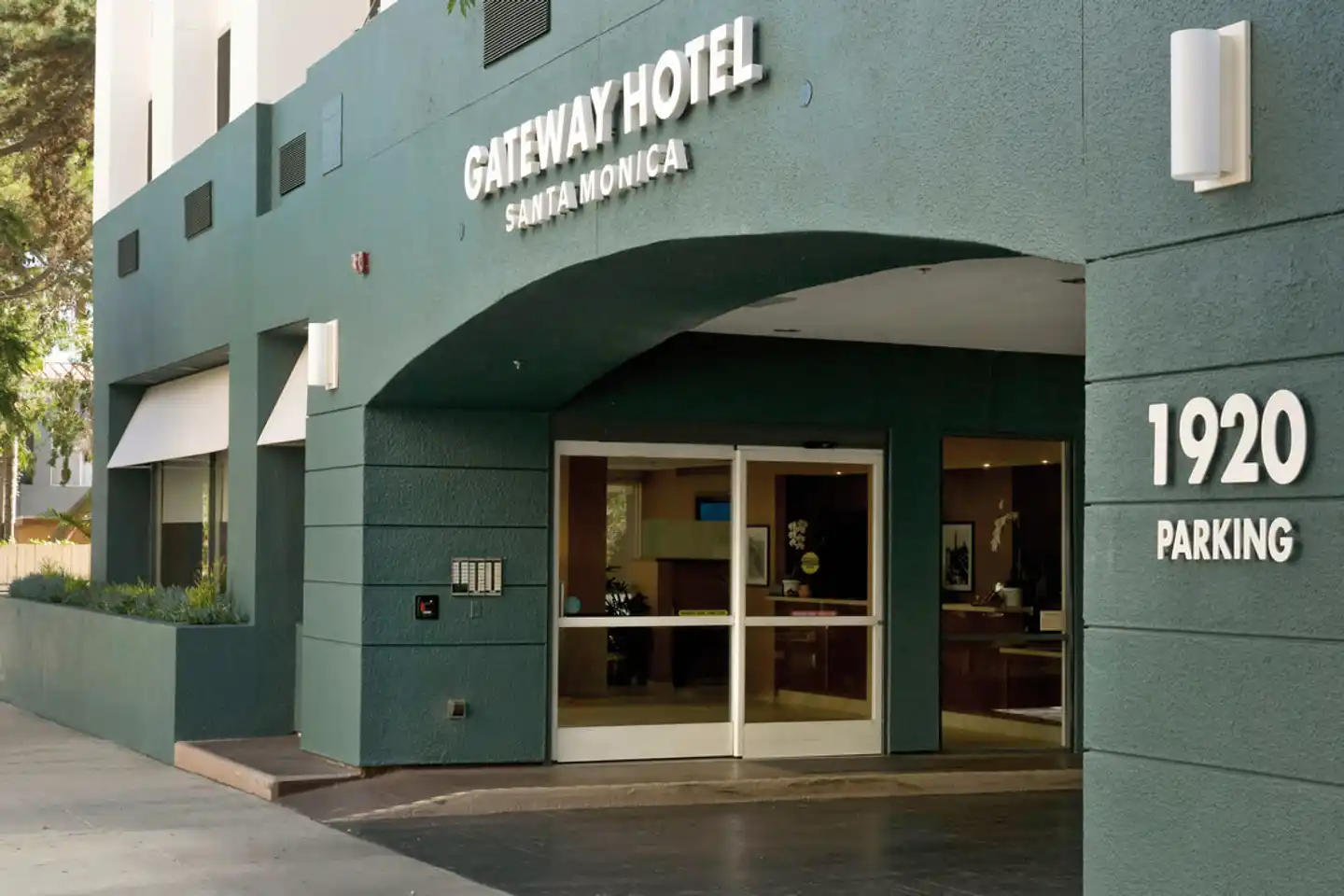 Gateway Hotel Santa Monica Aussenansicht