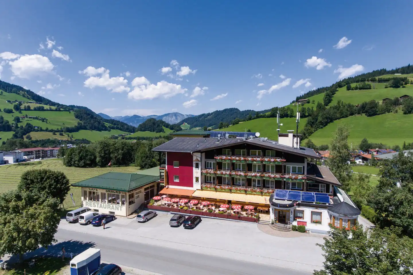 Hotel Harfenwirt & Nebenhaus Aussenansicht