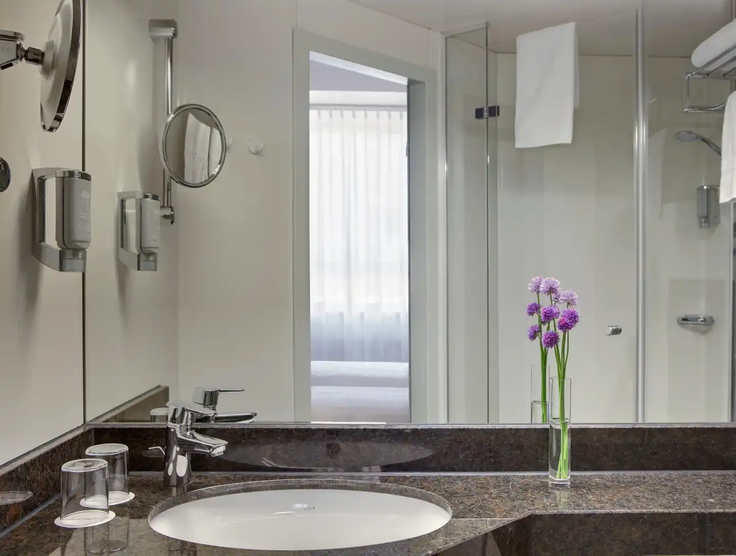InterCityHotel Augsburg Badezimmer