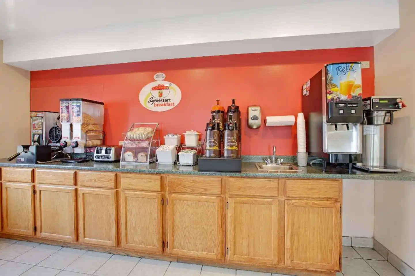 Super 8 by Wyndham Crystal Lake Bar