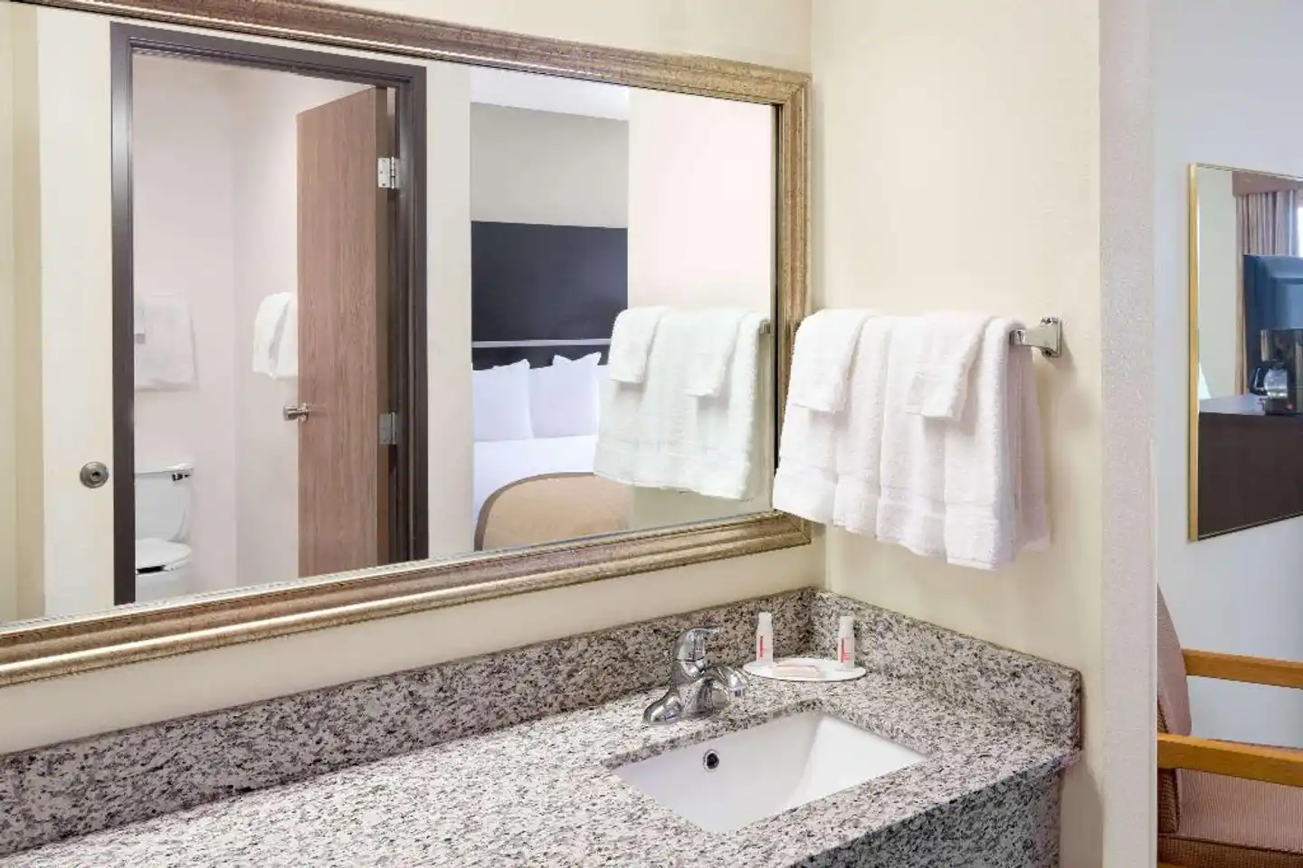Baymont by Wyndham Green Bay Badezimmer