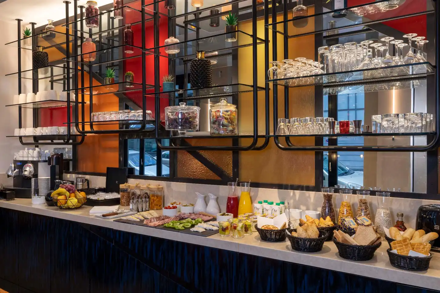 Le 12 Hotel Restaurant