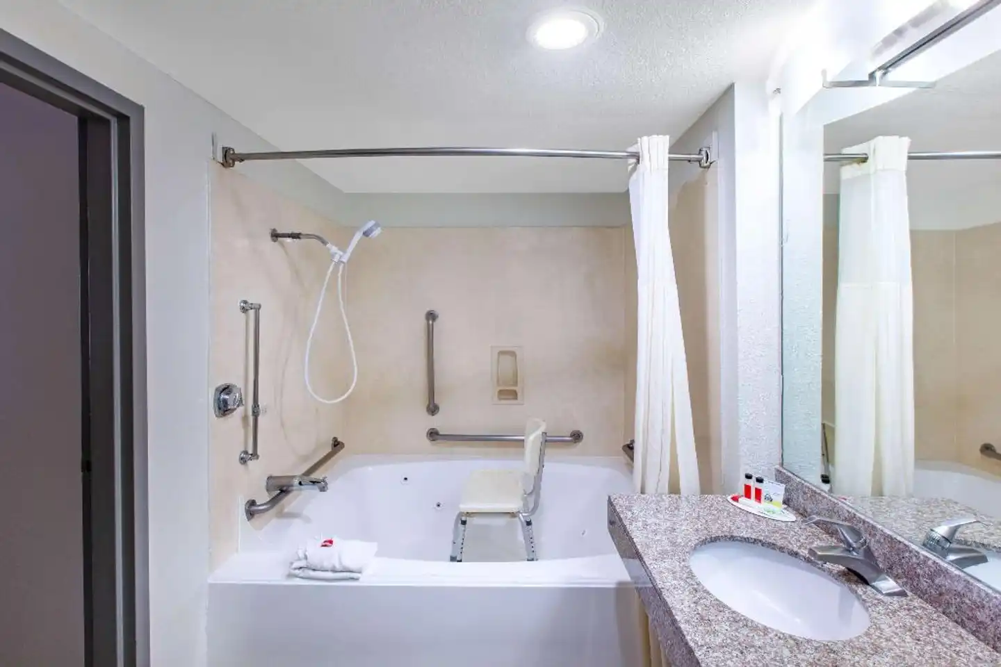 Days Inn & Suites by Wyndham Webster NASA-ClearLake-Houston Badezimmer