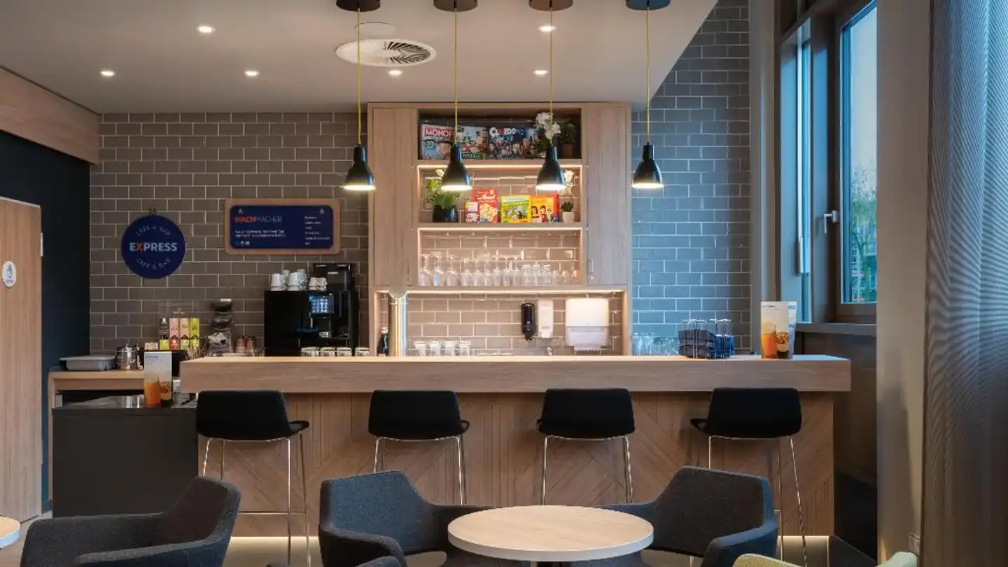 Holiday Inn Express & Suites Potsdam Bar