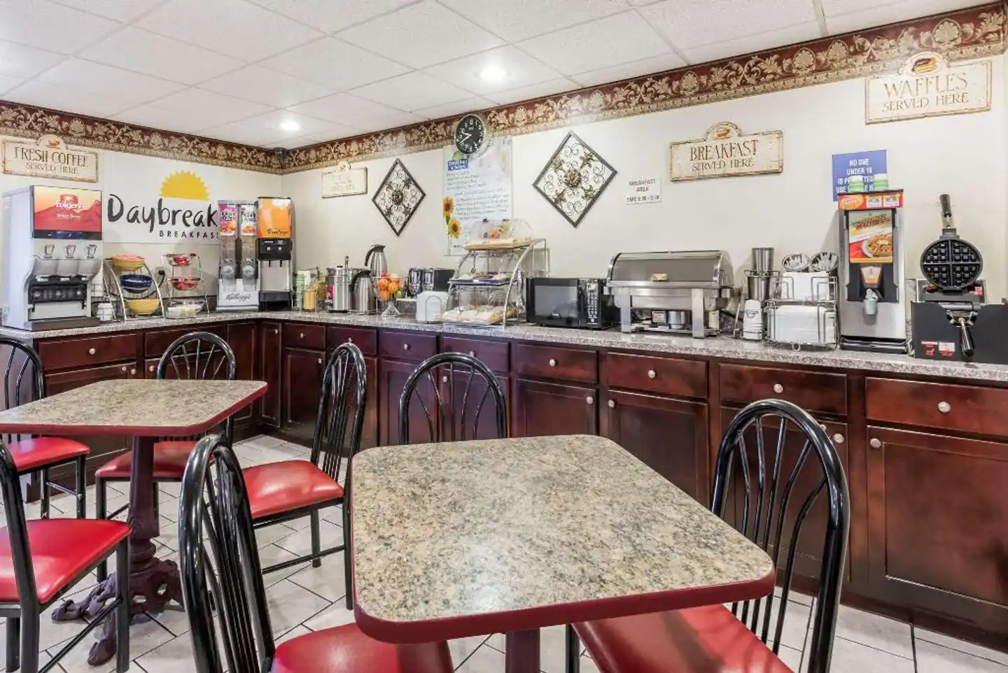 Days Inn & Suites by Wyndham Youngstown / Girard Ohio Bar