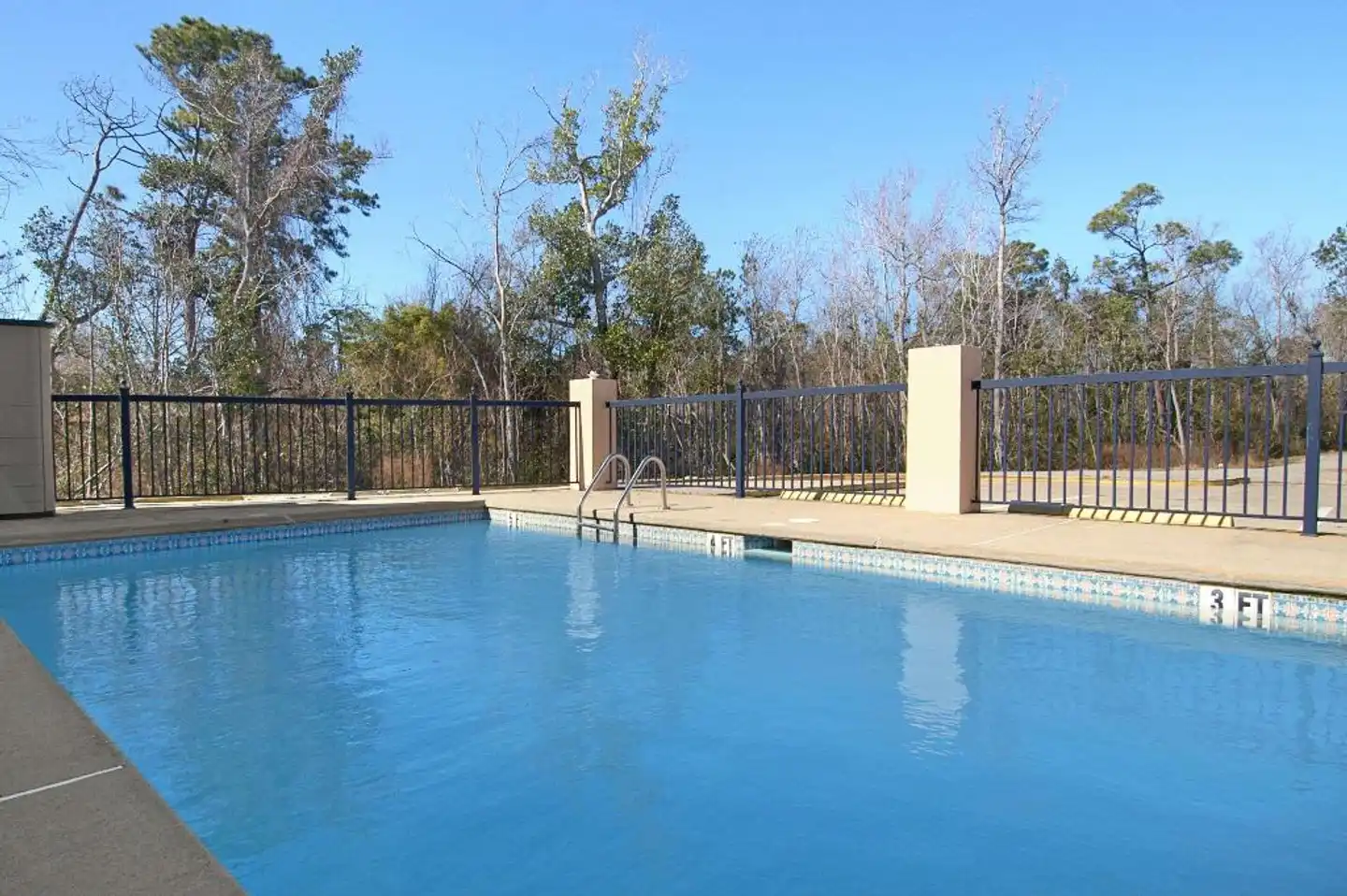 Days Inn by Wyndham Ocean Springs Pool