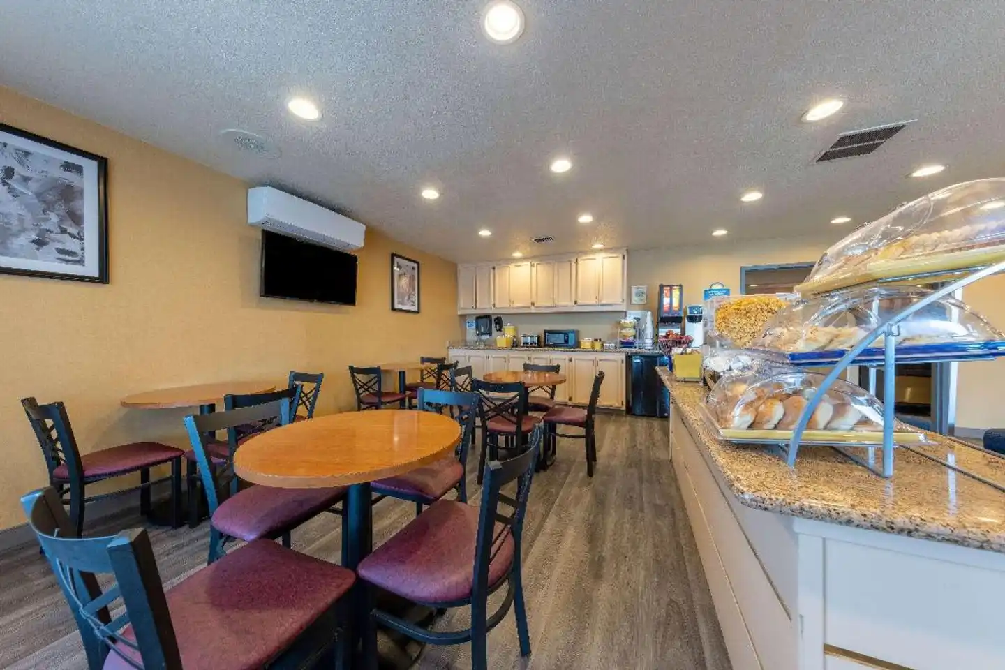 Days Inn by Wyndham Lathrop Restaurant