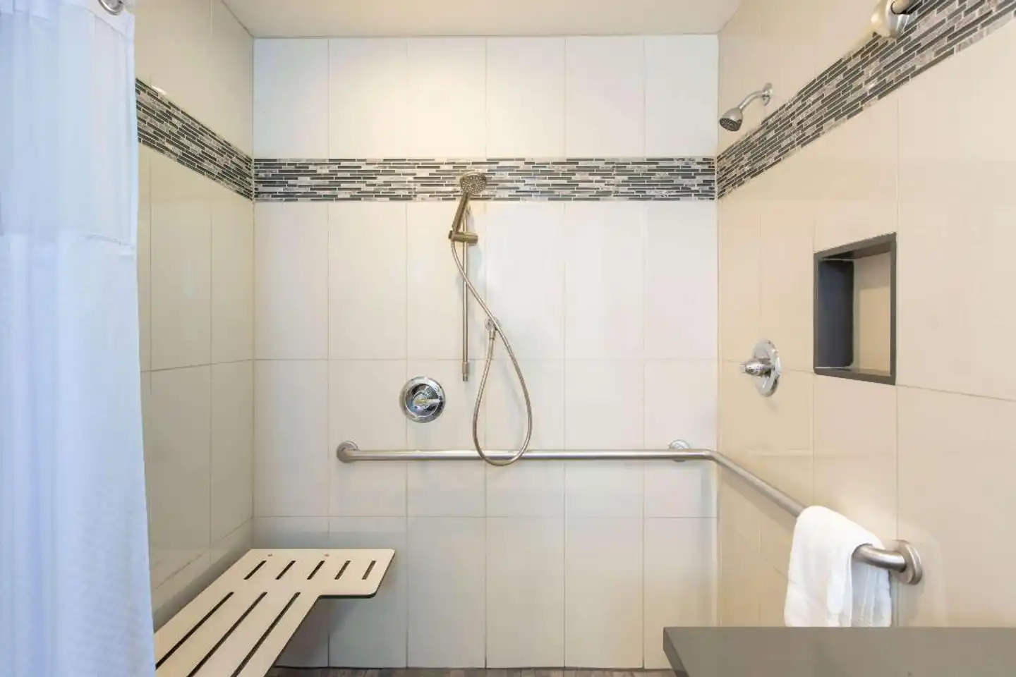 Days Inn by Wyndham Monterey-Fisherman's Wharf Aquarium Badezimmer