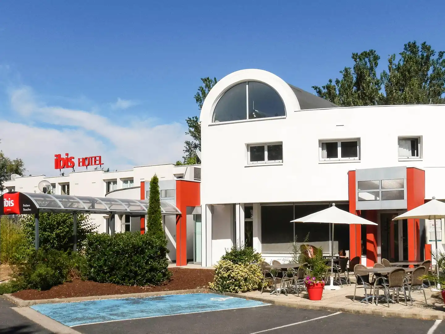 ibis Poitiers Beaulieu Aussenansicht