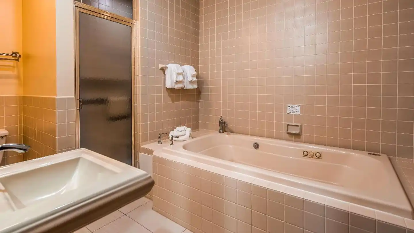 Best Western Plus The Inn & Suites at the Falls Badezimmer